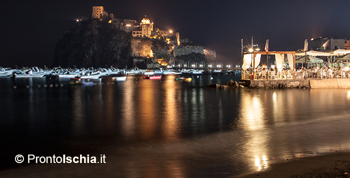 La Mandra, dedalo di stradine tutt'attorno la Spiaggia dei Pescatori con una vista stupenda del Castello Aragonese.